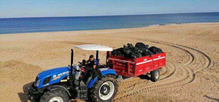 Kırklareli'nde sahilde toplanan çöplerle tatilcilere esprili tepki