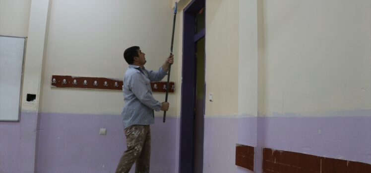 Kızılay gönüllüleri Ağrı'da köy okulunu boyayarak, yüz yüze eğitime hazırladı