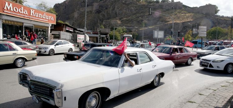 Klasik araç tutkunları Cumhuriyet Bayramı'nı başkent turuyla kutladı