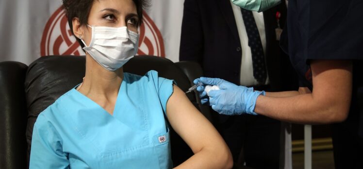 Kovid-19 salgınına karşı geliştirilen faz 3 aşamasındaki aşı Ankara'da gönüllülere yapıldı