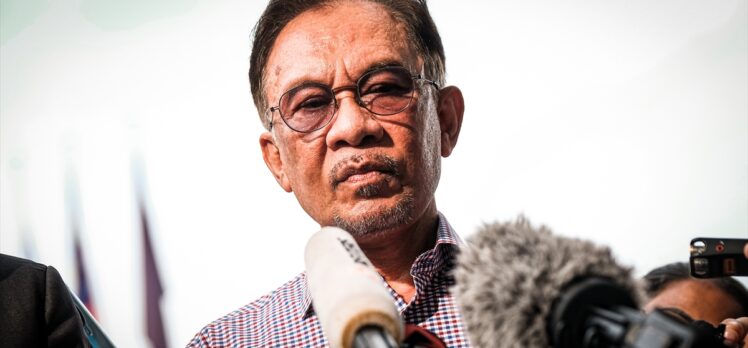 Malezya'nın muhalefet lideri, “hükümeti kuracak milletvekili desteği aldığı” iddiasına dair ifade verdi