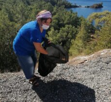 Marmaris'te tatilcilerin koylarda bıraktığı çöpler gönüllülerce temizlendi