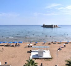 Mersin'de vatandaşlar güzel havanın tadını denizde çıkarıyor