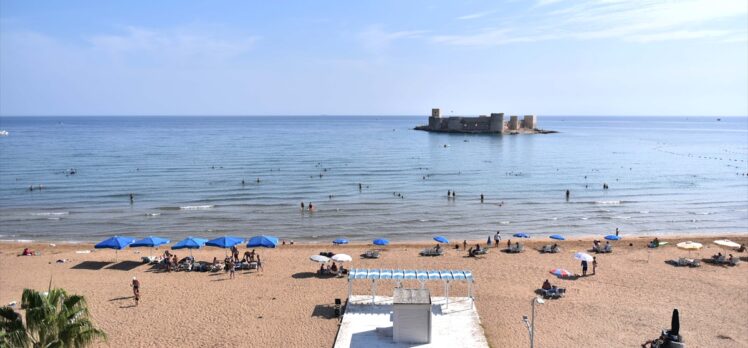 Mersin'de vatandaşlar güzel havanın tadını denizde çıkarıyor