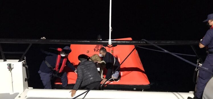Muğla'da Türk kara sularına itilen 11 sığınmacı kurtarıldı