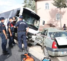 GÜNCELLEME – Niğde'de midibüs ile otomobil çarpıştı: 1 ölü, 1 yaralı