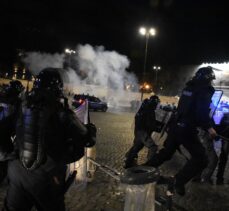 Roma'da aşırı sağcıların salgın tedbirlerine yönelik protestosuna polis müdahale etti