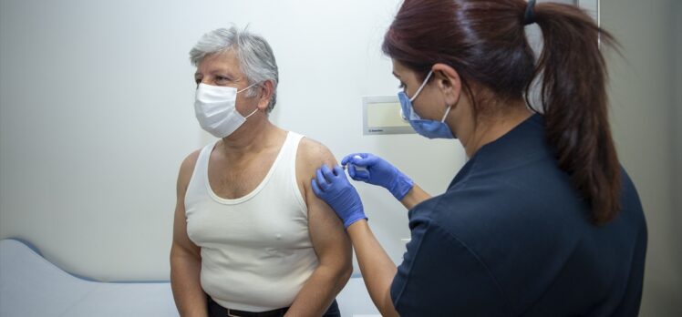Sağlık Bilimleri Üniversitesi Rektör Yardımcıları Kovid-19 aşı denemesi için gönüllü oldu