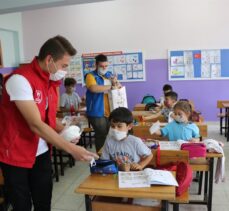 Samsun'da gönüllü gençler köy okulunu boyadı