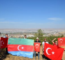 Sivaslı doğaseverler Kardeşler Tepesi'nin zirvesinde Azerbaycan bayrağı açtı