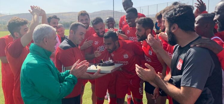 Sivassporlu Goiano'ya takım arkadaşlarından doğum günü sürprizi