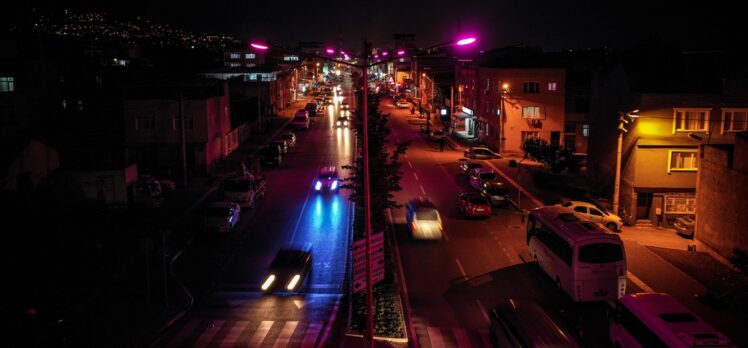 UEDAŞ, Bursa sokaklarını meme kanseri farkındalığı için pembe renkte aydınlattı