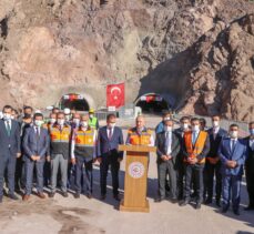 Ulaştırma ve Altyapı Bakanı Adil Karaismailoğlu Yüksekova'daki tünel şantiyesinde incelemelerde bulundu: