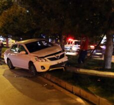 Uşak'ta alkollü sürücünün kullandığı otomobil aydınlatma direğine çarptı