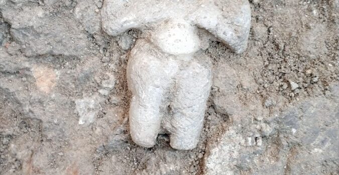 Yeşilova Höyüğü'nde 8 bin 200 yıllık mermer ana tanrıça heykelciği bulundu