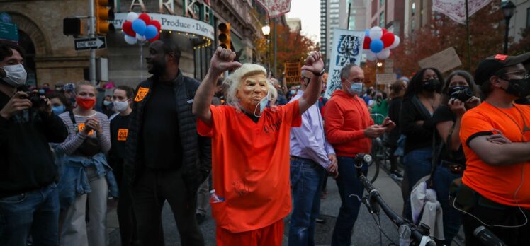 ABD başkanlık yarışında oy sayımının sürdüğü Philadelphia'da Trump ve Biden destekçileri karşı karşıya geldi