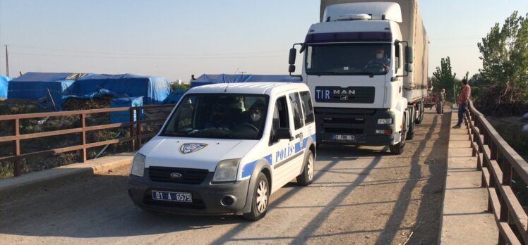 Adana polisi çadırda yaşayan tarım işçilerine yatak yardımında bulundu