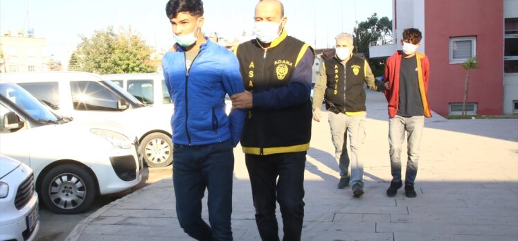 Adana’da bir kişiyi bıçaklayıp cep telefonunu gasbeden zanlılar tutuklandı