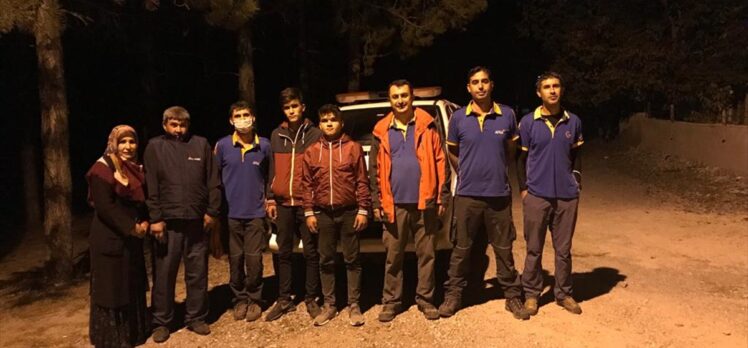 Adana'da kayalıklarda mahsur kalan iki çocuk kurtarıldı