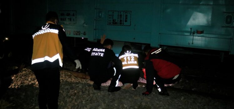 Adana'da yük treninin çarptığı kişi ağır yaralandı
