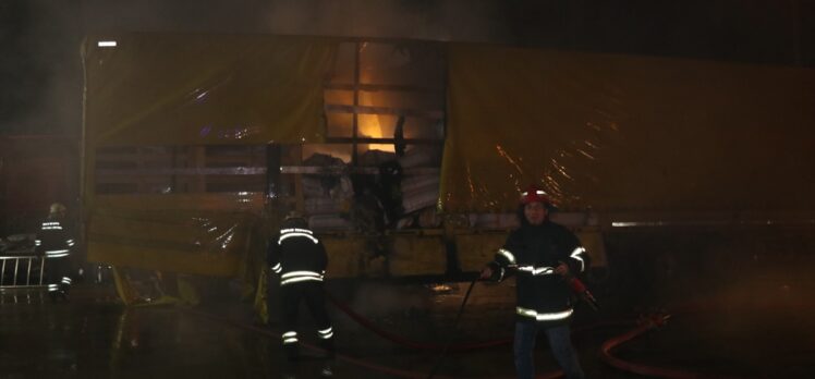 Anadolu Otoyolu'nda park halindeki tekstil yüklü tırda yangın çıktı