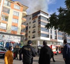 Ankara'da binanın çatı katında çıkan yangında 5 kişi dumandan etkilendi