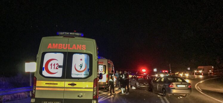 Antalya'da iki otomobil çarpıştı: 3 yaralı