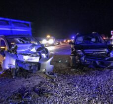 Antalya'da iki otomobil çarpıştı: 4 yaralı
