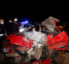 Antalyada otomobille kamyon çarpıştı: 2 ölü