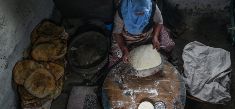 Arpaçay'daki köylü kadınlar imece usulü ekmek yaparak ilçedeki fırına gitmeye gerek duymuyor