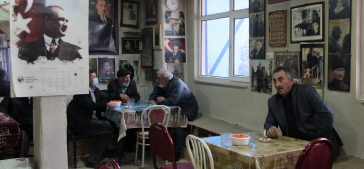 Atatürk posterleriyle donatılan kahvehanede saatler her zaman 9'u 5 geçiyor