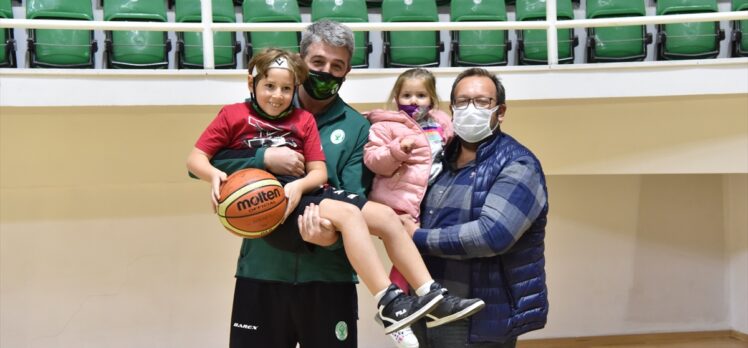 Ayda ve Atakan, Bornova Belediyespor Basketbol Takımı'nın antrenmanına katıldı