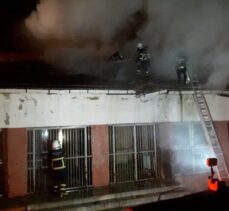 Aydın'da yıkım kararı bulunan spor salonunda çatı yangını