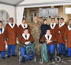 Azerbaycan Cumhurbaşkanı İlham Aliyev yaralı askerleri ziyaret etti