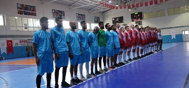 Barış Pınarı bölgesindeki Mehmetçik Rasulaynlı sporcularla voleybol maçı yaptı