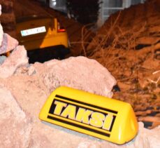 Başkentte taksi evin çatısına devrildi: 1 yaralı