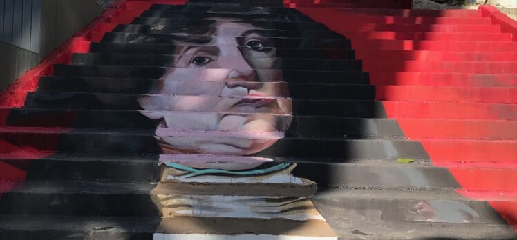 Beyoğlu'nda “Mimozalı Kadın” eserinin resmedildiği merdiven kullanıma açıldı