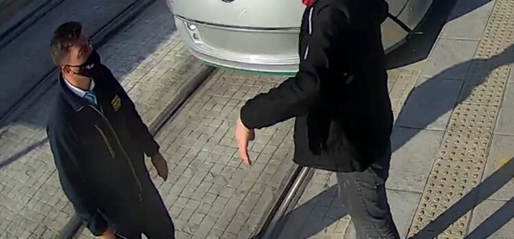 Biletsiz tramvaya binmeye çalışan kişi, kendisini uyaran güvenlik görevlisini bıçakladı