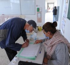 Cezayirliler Anayasa referandumu için sandık başında