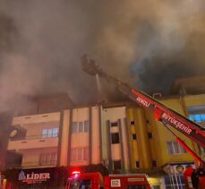 Denizli'de apartmanın çatı katında çıkan yangın söndürüldü