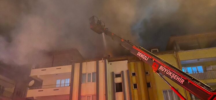Denizli'de apartmanın çatı katında çıkan yangın söndürüldü