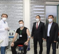 Erciyes Üniversitesi'nde Kovid-19'a karşı geliştirilen “ERUCOV-VAC” aşı adayının ilk dozunun bir gönüllüye uygulandığı bildirildi.