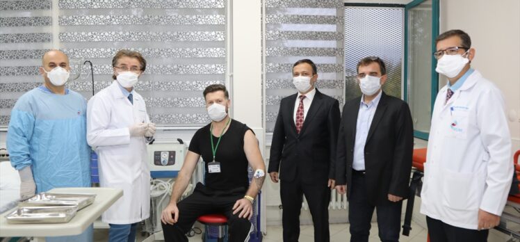 Erciyes Üniversitesi'nde Kovid-19'a karşı geliştirilen “ERUCOV-VAC” aşı adayının ilk dozunun bir gönüllüye uygulandığı bildirildi.