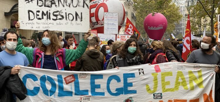 Fransa’da Kovid-19 grevindeki öğretmenlerden protesto