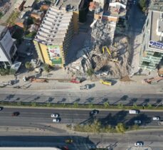 İzmir'de ağır hasarlı binaların yıkımı sürüyor