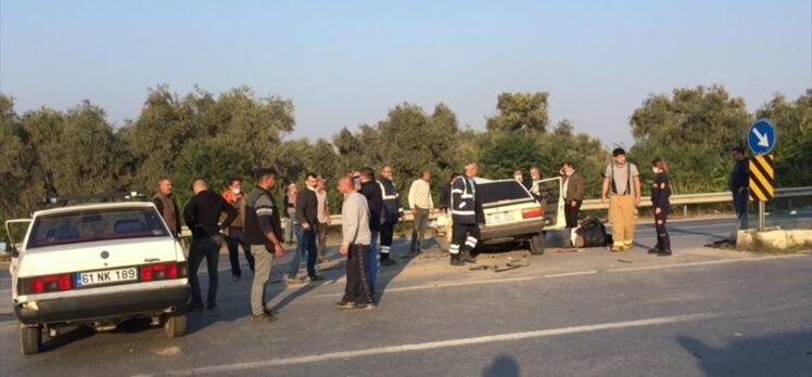 İzmir'de çarpışan iki otomobilin sürücülerinden biri öldü
