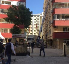 İzmir'de depremden hasar gören evlerden konut sahipleri eşyalarını çıkartıyor