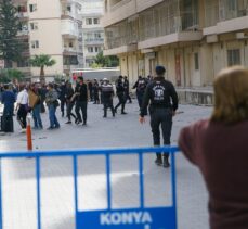 İzmir'de depremde hasar gören evlerde tahliyeler sürüyor