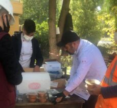 İzmirli depremzedelere ve arama kurtarma ekiplerine tatlı ikramı