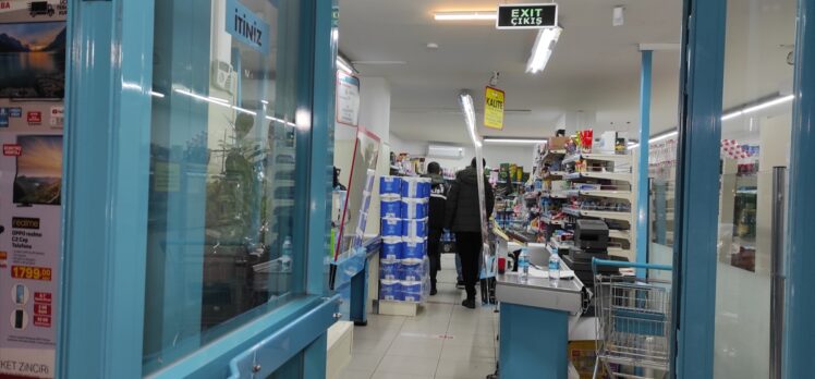 Kadıköy'de bir market bıçak tehdidiyle soyuldu